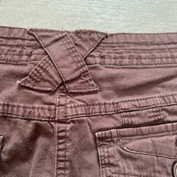 Brown cropped cargo pants w cool pockets & fun toggle at hem. Cotton w stretch! - Picture 9 of 11